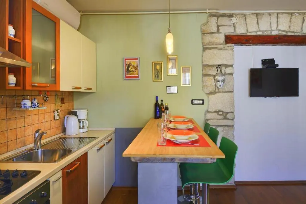 Top Center Pula Room & Apartment